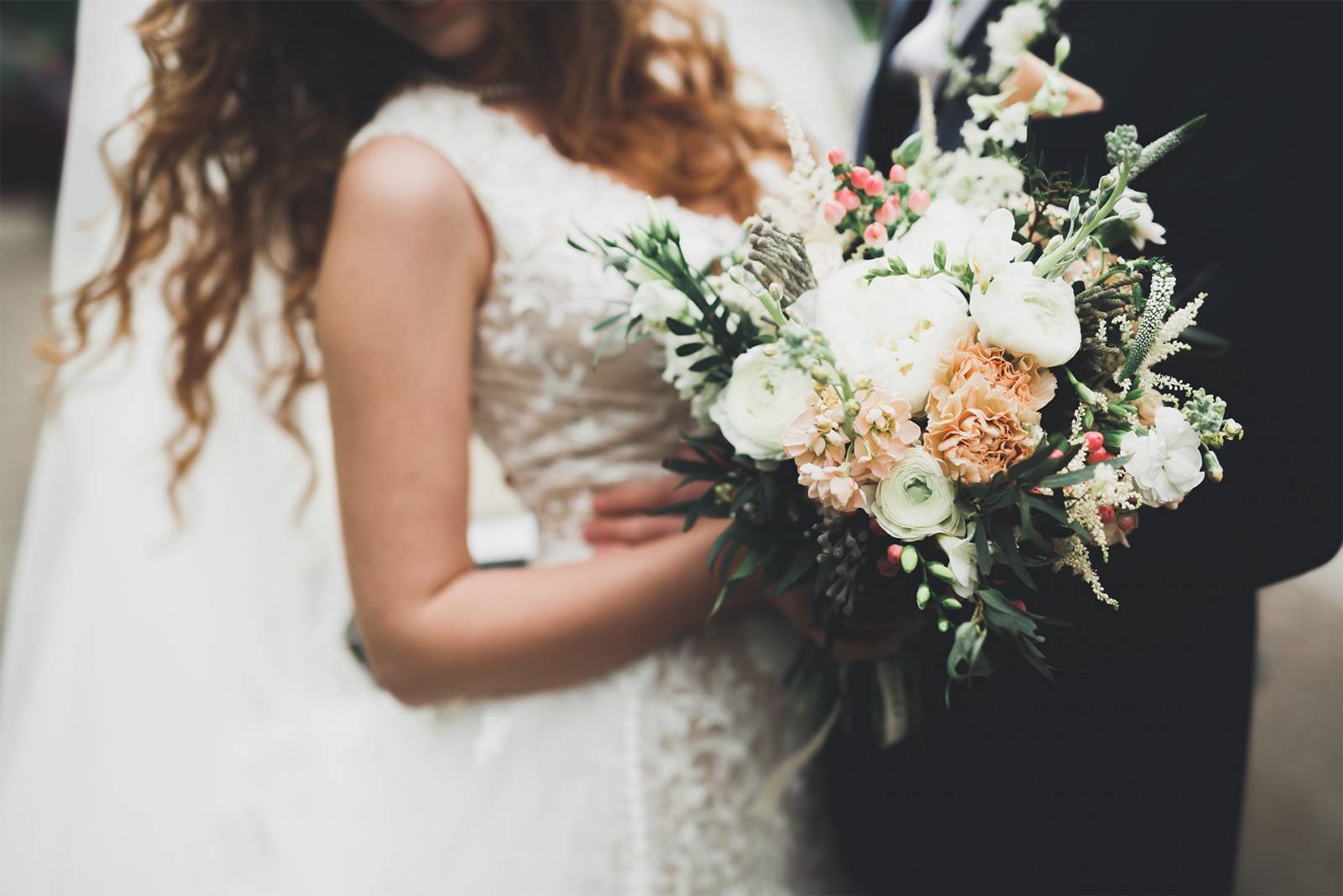 Joli bouquet de fleurs déstructuré pour mariage bohème chic en Provence