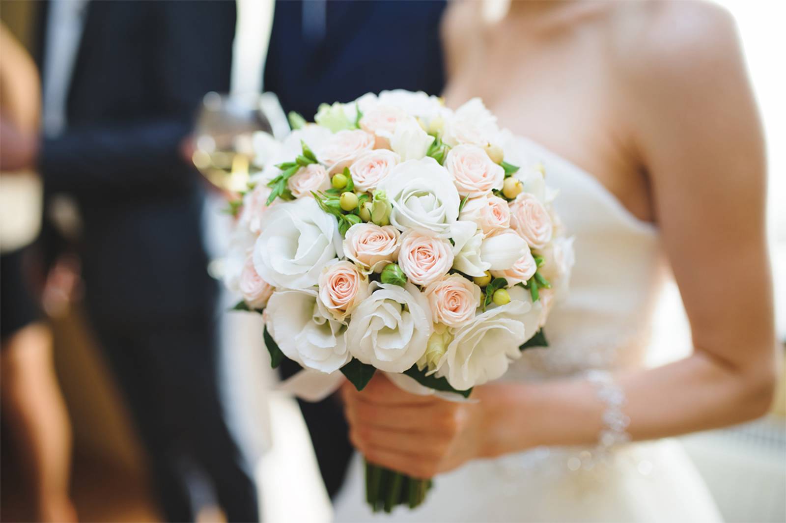 Bouquet mariée classique avec des fleurs pastels pour un mariage chic et raffiné à Aix en Provence