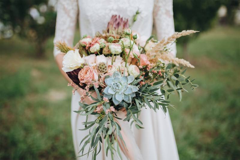 Splendide bouquet de fleurs avec succulentes pour un mariage tendance et très nature en Provence